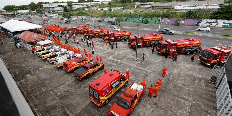 Municípios do interior do Amazonas agora contam com uma capacidade maior de enfrentamento a incêndios graças à iniciativa do Governo do Amazonas de implantação dos Grupamentos Integrados de Combate a Incêndio e Proteção Civil (GCIP). Com as novas viaturas enviadas ao interior – as primeiras de grande porte do Corpo de Bombeiros Militar do Amazonas -, 16 municípios passam a ter capacidade de uma resposta às ocorrências de forma mais rápida, eficiente e integrada. A ação foi realizada, na terça-feira (13/05), com a presença do governador Wilson Lima