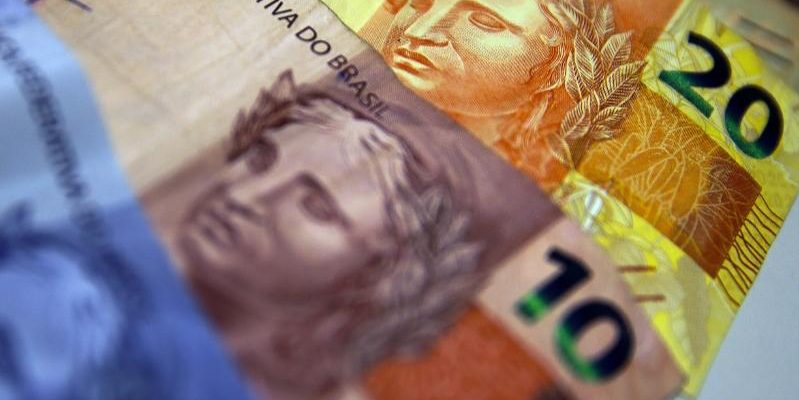 Diante de um prejuízo financeiro superior a R$ 394 mil, o Ministério Público do Amazonas (MPAM), por meio da Promotoria de Justiça de Manaquiri, ofereceu denúncia criminal contra dois ex-funcionários de uma agência bancária do município por furto qualificado, mediante fraude e abuso de confiança. A denúncia foi protocolada na Vara Única da Comarca de Manaquiri.